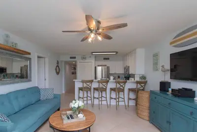 Image de Des foules disparues! Profitez des clés comme un local. New Oceanfront Condo W / Vues sur l'océan