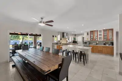 Image de Private & Spacious - 5 Br sur Acre Lot + Large Pool