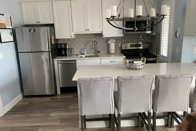 Image de Magnifique rénové 1 chambre, 1 salle de bain Condo en face de la plage