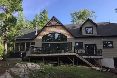 Image de Nouveau chalet de luxe à Muskoka qui allie les nouvelles finitions à une atmosphère de chalet