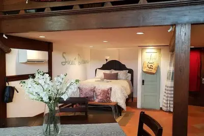 Image de Seaside Loft Getaway @ Centre-ville historique de Freeport
