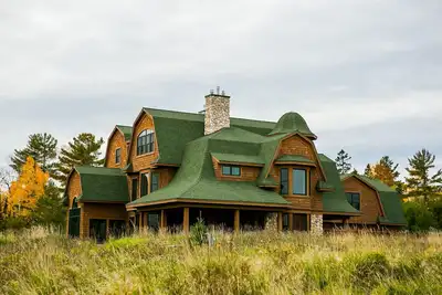 Image de Le Fitzgerald Manor BnB est votre destination Ă Northwoods!