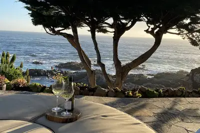 Image de Ocean Front Home avec Private Cove, Carmel. 8 couchages