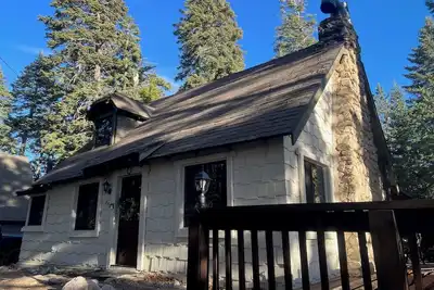 Image de Cabane de montagne isolée dans la forêt du ciel!