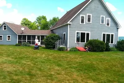 Image de Maison rustique moderne surplombant la rivière Deerfield