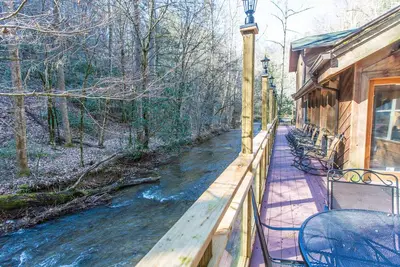 Image de Privé, isolé, calme avec grand ruisseau assis sur plus de 6 acres de terrain boisé