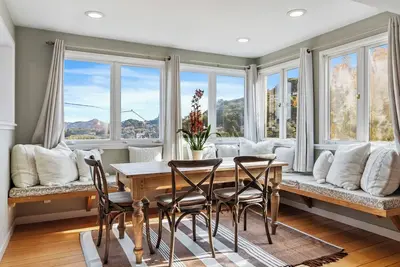 Image de Spacious View Home - Emplacement fantastique - Promenade en ville