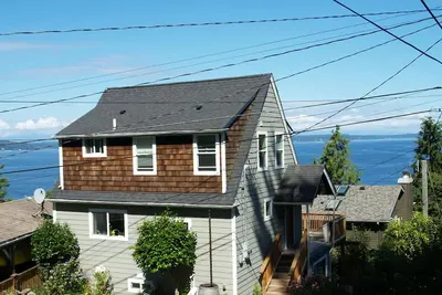 Image de Vue panoramique sur le son, la montagne et la plage à proximité de la plage et des transports