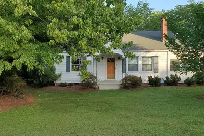 Image de Smith Farm à Elon est une charmante maison récemment rénovée nichée sur 4 acres avec