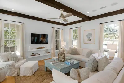 Image de Cour confortablement chic-expansive-minutes de la plage / piscines-4 vélos inclus