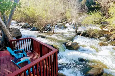 Image de \"River Retreat House\", South Fork River avec deux ponts.