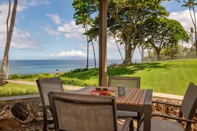 Image de Véranda ombragée, regardez le doux surf sur la plage d'Ulua
