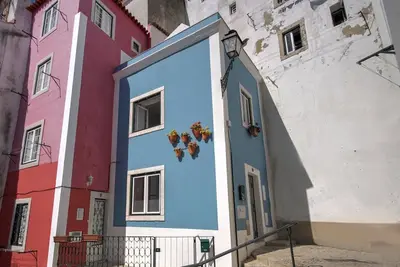 Image de Jolie maison de ville bleue, incroyable 3 étages, 2br dans le centre de la ville, Alfama