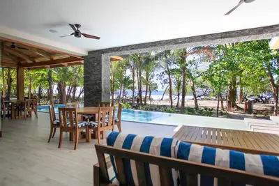 Marque nouvelle maison de luxe en bord de mer moderne littéralement étapes à l'océan