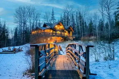 Image de Maison en bois de North Shore ~ Minutes de la ville ~ 5 acres d'intimité!