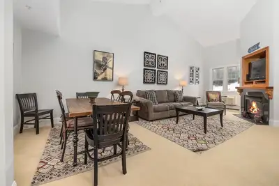 Image de Emplacement IDÉAL, Deluxe Ski-On Ski-Off 2br @ Landmark Dmark! !