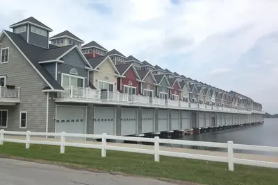 Image de Marchez Downtown, Brand New. . . Boathouse compris! ! !