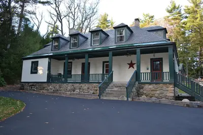 Image de Lake George Home dans un emplacement pratique avec une grande plage