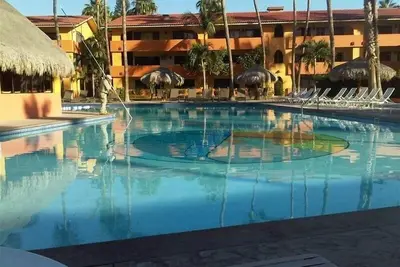 Image de Condo de bon rapport qualité-prix avec piscine. Promenade à la plage, bars