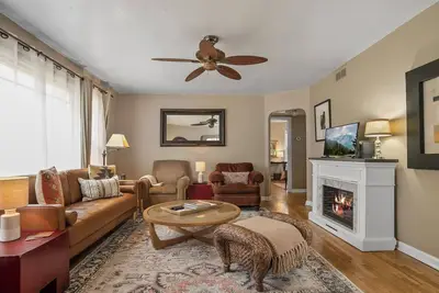 Image de Bungalow rénové des années 1940 avec jardin privé