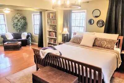 Image de Étendez-vous et détendez-vous! Milton boisé home luxe apt 1900 pc w / 2 suites exécutives