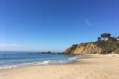Image de Cottage d'artistes sur la voie piétonne à proximité des festivals d'art Village Beach.