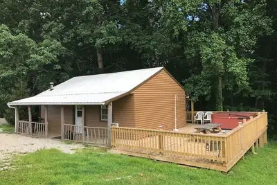 Image de Minutes aux grottes; 5 + acres, Wi-fi, bain à remous, Grill, foyer, Animaux acceptés!