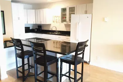 Image de Bay View Condo - Sortez sur Fanuel Park et Bay w / Stationnement