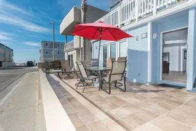 Escapade en bas de la plage avec A / C - Patio avec vue sur la plage de la 34e rue!