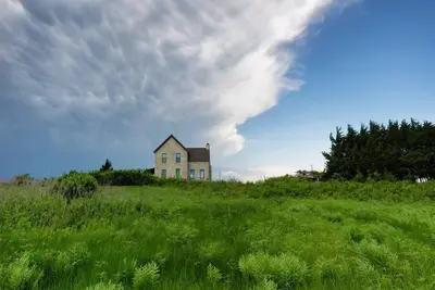 Image de Vues larges et sans fin depuis une colline privée dans les collines de silex