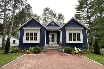 Image de Cottage de 4 chambres sur le lac Silver dans la baie Fox Tail