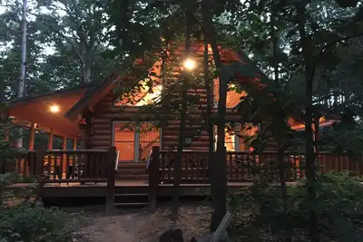 Image de Belles feuilles d'automne, forêt de 7 acres, cabane isolée, front de mer! Kayak!