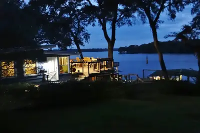 Image de Charme, Vintage Lake Cottage, grands quais couverts et non couverts, véranda