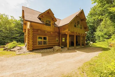 Image de ChaletsOais Luxueuse maison en bois rond de 5 chambres avec bain à remous et sauna privés