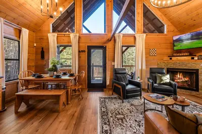 Image de \"Eagle's Loft\" privé, calme, boisé 2bed / queen sur lits superposés dans le loft pour 8 personnes