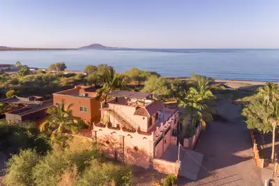 Image de En bord de mer en ville avec une vue imprenable, profitez de Loreto sans voiture.