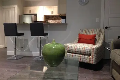 Image de Suite 1 lit de luxe à Nature's Door, près de la plage, du sentier et du centre de Port Moody