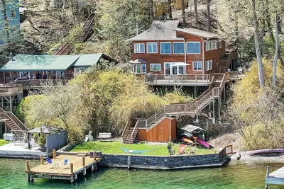 Image de Détente Cayuga Lake House près de tout pour les chiens