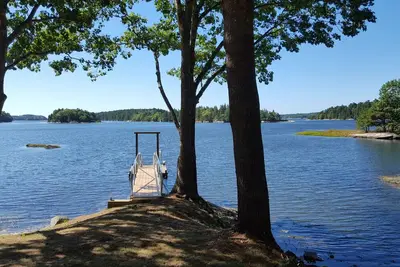 Image de Accueil au bord de l'eau isolé avec animaux domestiques et quai privé et vue imprenable