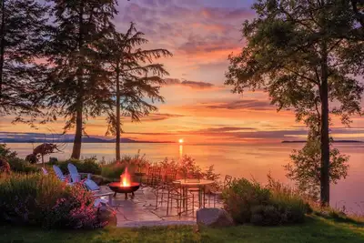Image de Waterfront Custom Home, coucher et lever de soleil d'été à 180 degrés, pour 14 personnes
