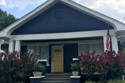 Image de Enthousiaste et confortable au cœur de Chevy Chase!