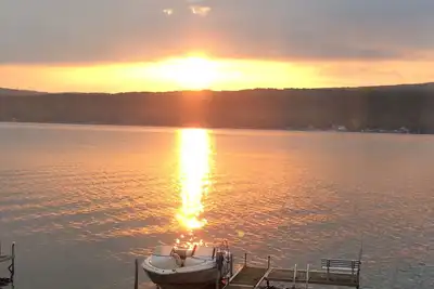 Image de Luxe sur le lac. . . Retraite au bord du lac entièrement rénové!