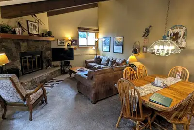 Image de Condo rénové avec WiFi gratuit, piscine chauffée, bains à remous, navette pour les skieurs