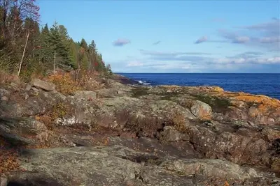 Image de Cabine du lac Supérieur avec rivage privé et praticable de roche solide