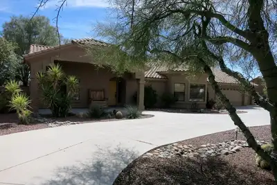 Image de Maison principale de luxe, murs de Santa Fe et cheminée Kiva, près de la ville