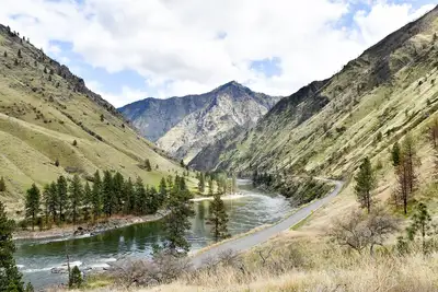 Image de Cabane en rondins fabriqués à la main sur la rivière Salmon avec plage de sable privée