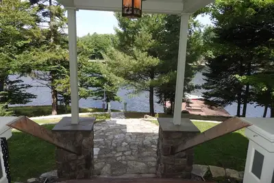 Image de Grand Old Forge Waterfront victorienne avec quai