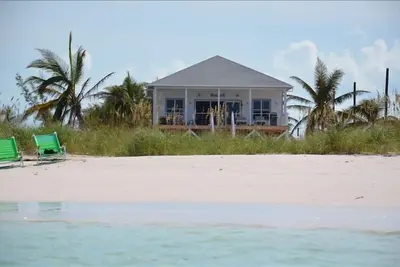 Image de Private Beachfront Home-vues spectaculaires, grande terrasse.