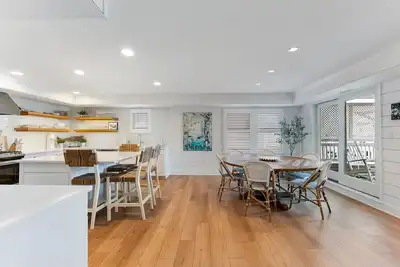 Image de Belle vue sur la baie de deux étages condo situé au coeur d'Avalon!