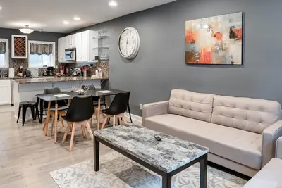 Image de Spacieux, ensoleillé 4bd / 2. 5 Bath juste à côté de South St. Super endroit!